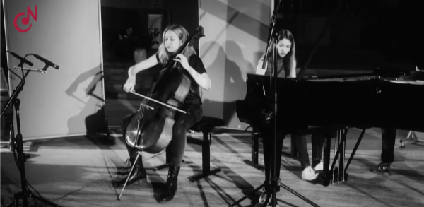 Zwei Musikerin, Halbportrait, spielen Musikinstrumente