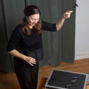 Tontechnikerin beim Aufbau für Konzertmitschnitt