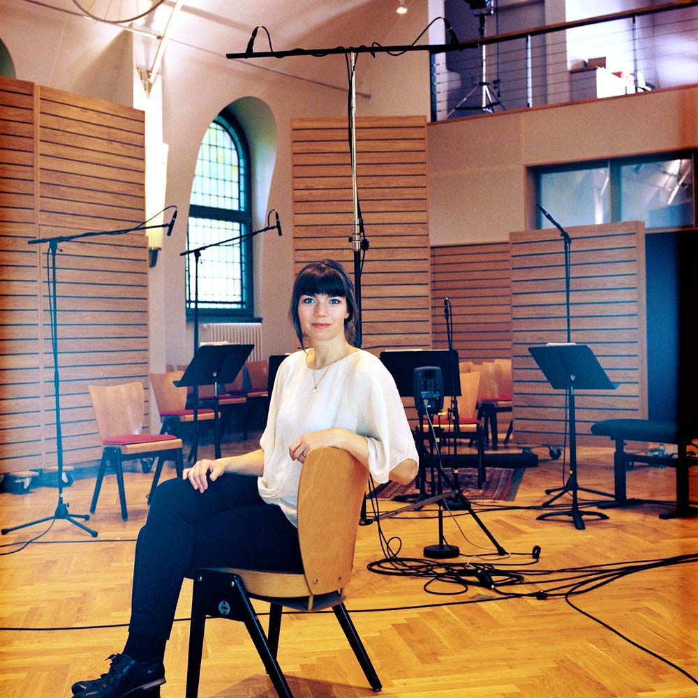 Ganzkörper Portraitaufnahme mit Musik- Set-Aufbau