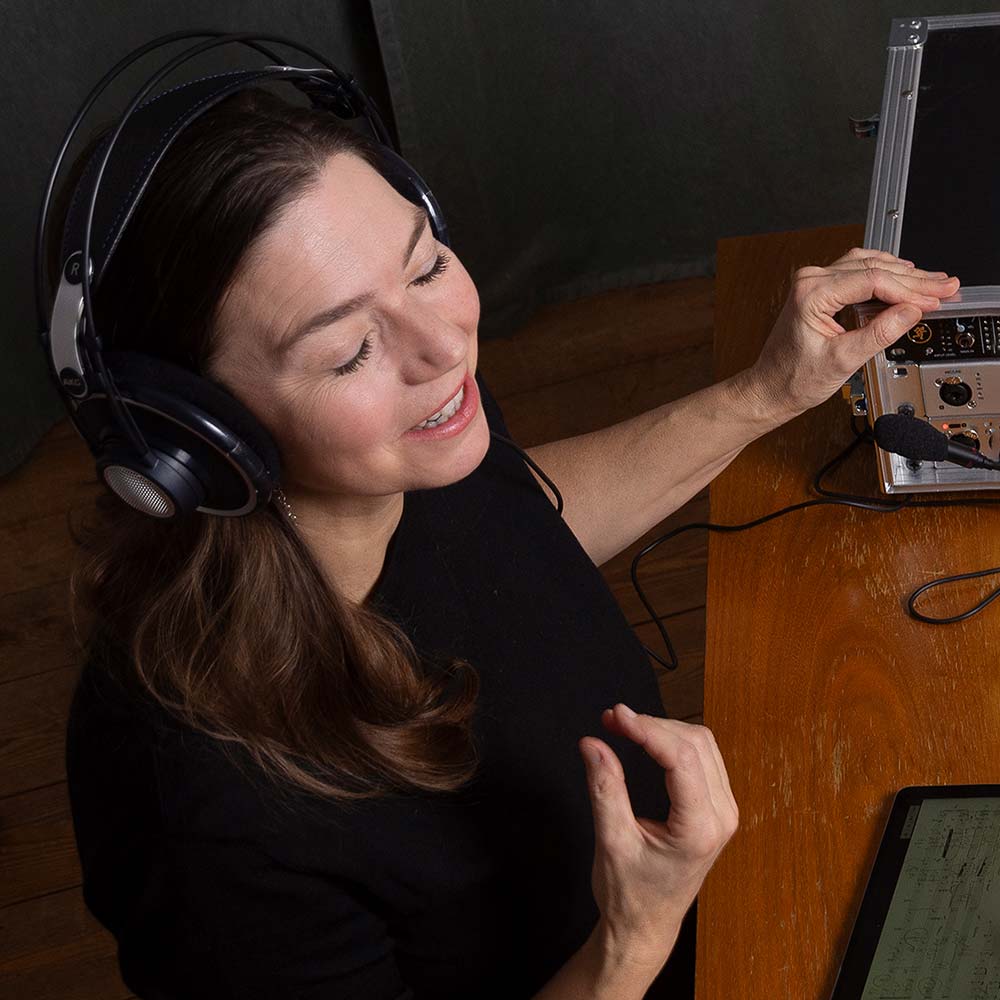 Frau hört Musik, Tontechnikerin bei der Arbeit, bei Musikaufnahme