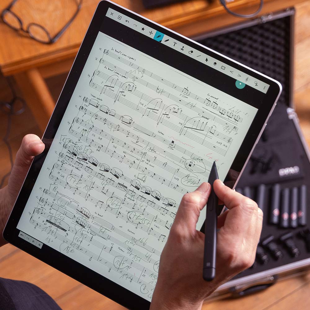 Produktfotografie, Tablett mit Hände, Musikkorrektur,