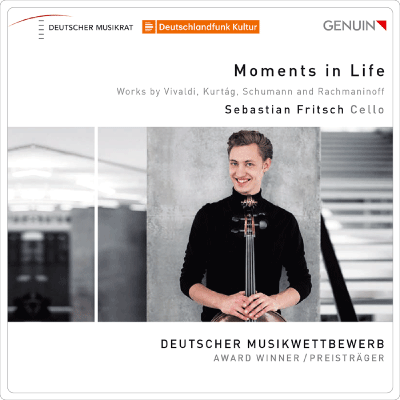 CD Cover, Quadratisch, Mann Halbportait, lächeld, stehend, mit beiden Händen, hält ein Musikinstrument