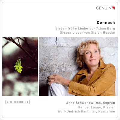 CD Cover, Quadratisch, Halb-Portrait Frau blond, sitz beide Hände am Knie und lehnt sich an eine Mauer, Collage mit ein grünes Blatt