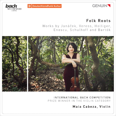 CD-Cover, quadratisch, Halbporträt einer Frau, die sich an einem Ast lehnt und eine Geige in der Hand hält, Outdoor-Fotografie im Wald.